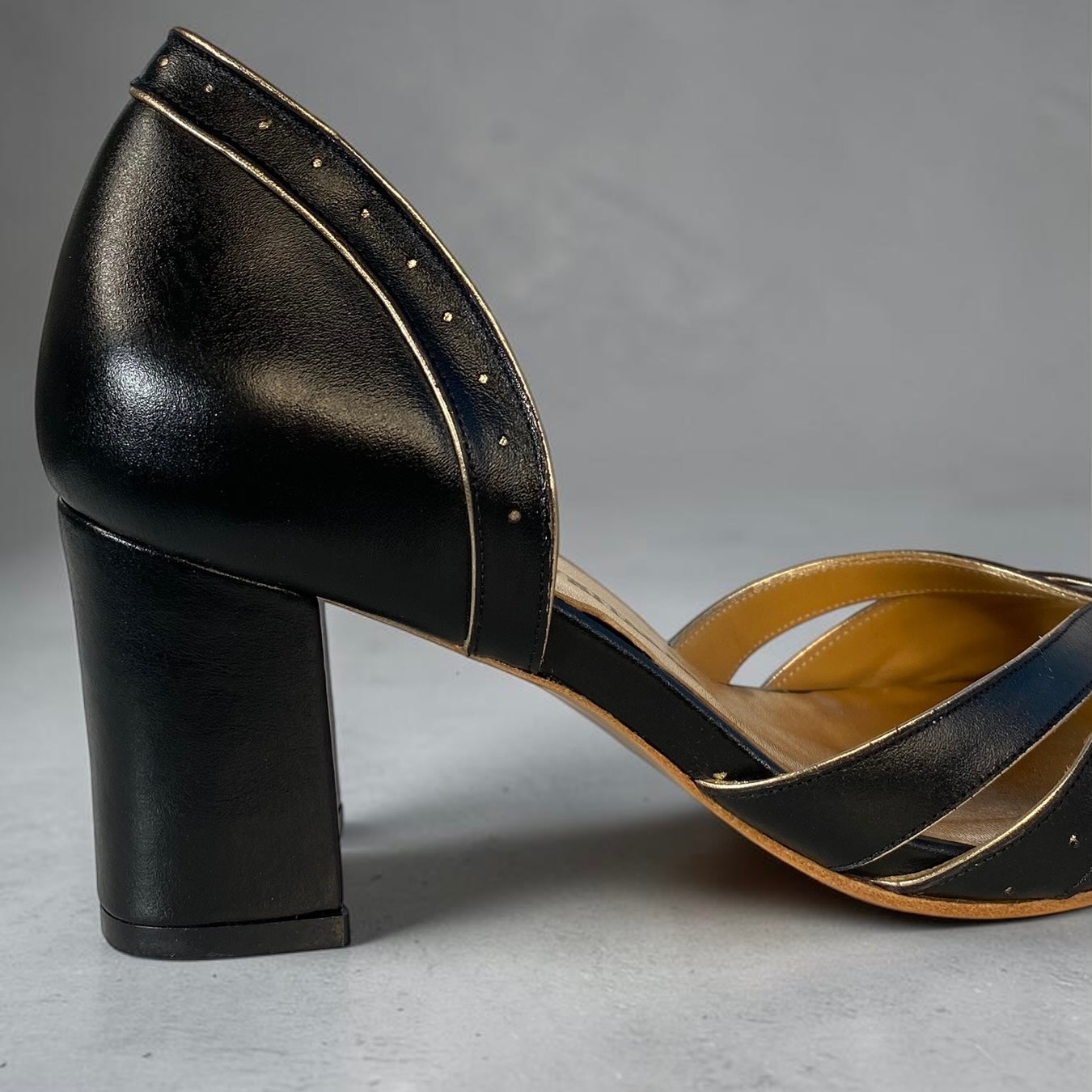Boneca Máscara Preto com Ouro