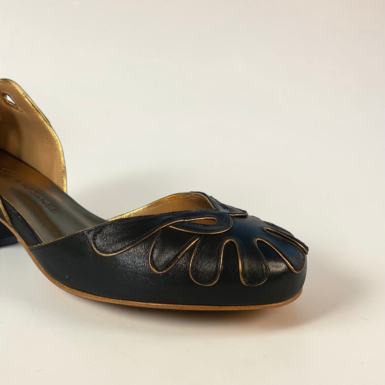 Boneca Pétalas Preto com Ouro
