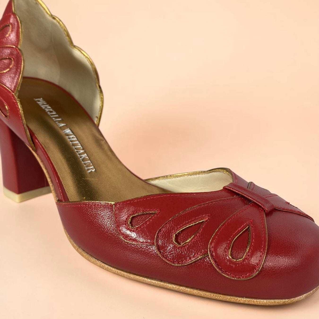 Boneca Laço Vermelho