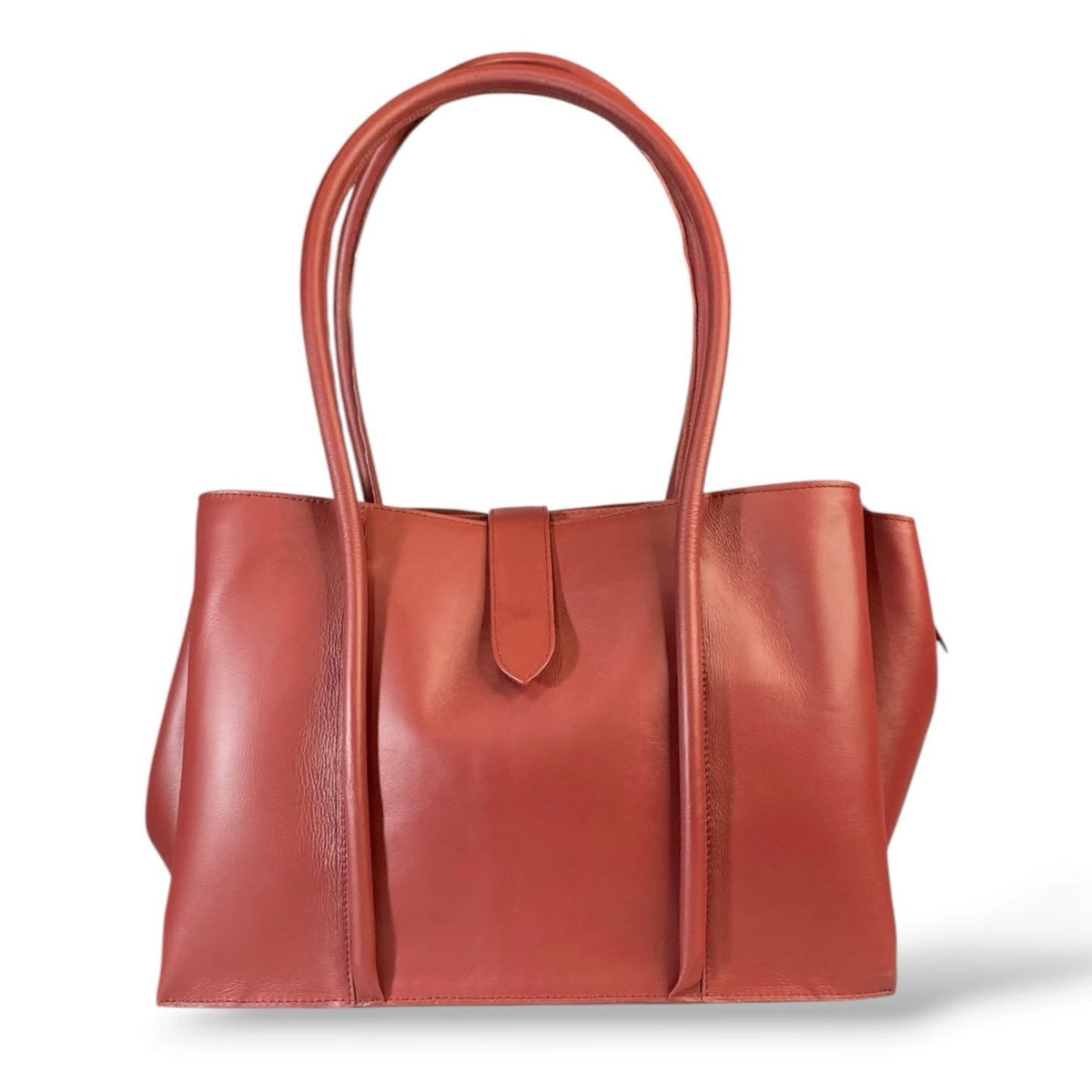 Bolsa Mafe Priscilla Whitaker Shoes em couro legítimo na cor vinho com alças longas e design estruturado elegante