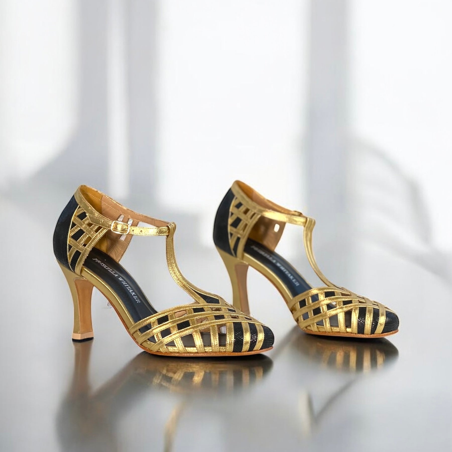 Boneca Greta Preto com Ouro