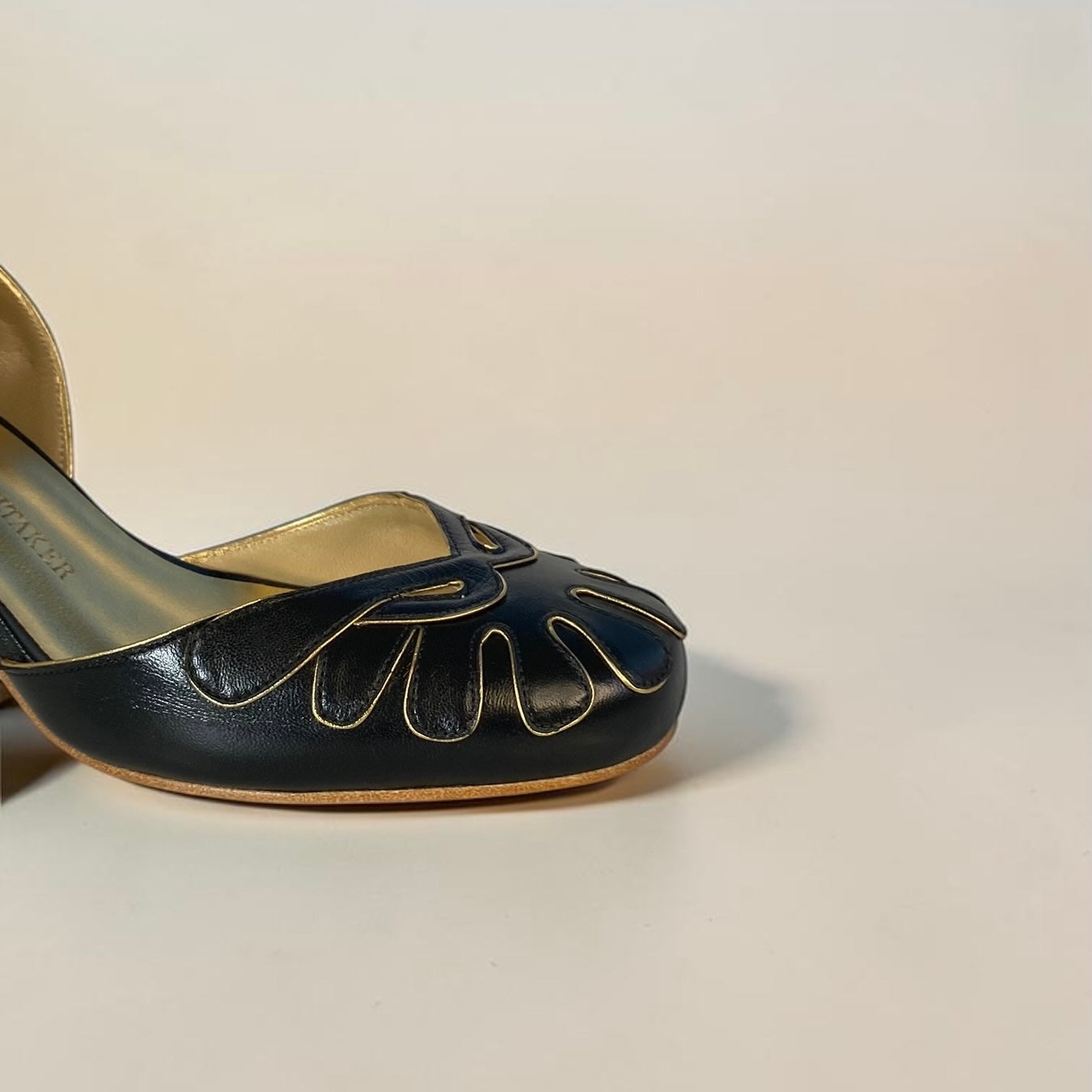 Boneca Pétalas Preto com Ouro
