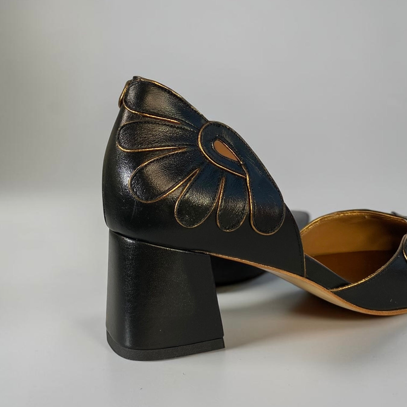 Boneca Pétalas Preto com Ouro