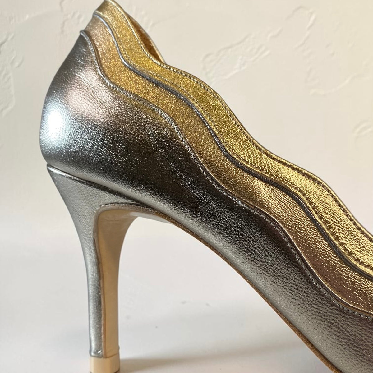 Scarpin Wave Prata velho com Champagne