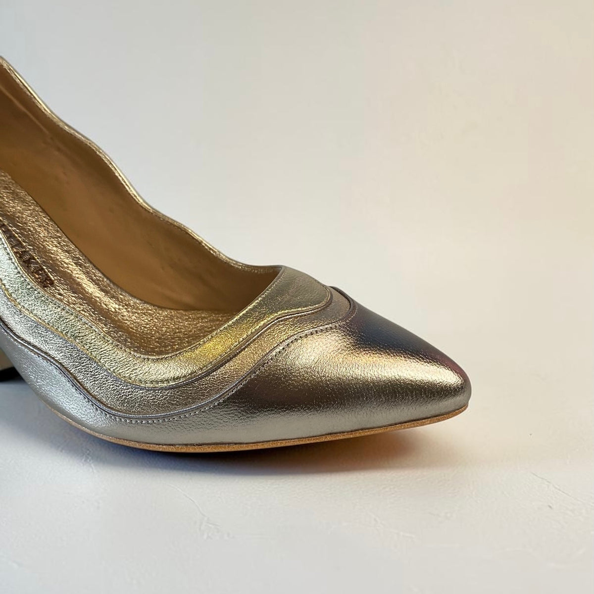 Scarpin Wave Prata velho com Champagne