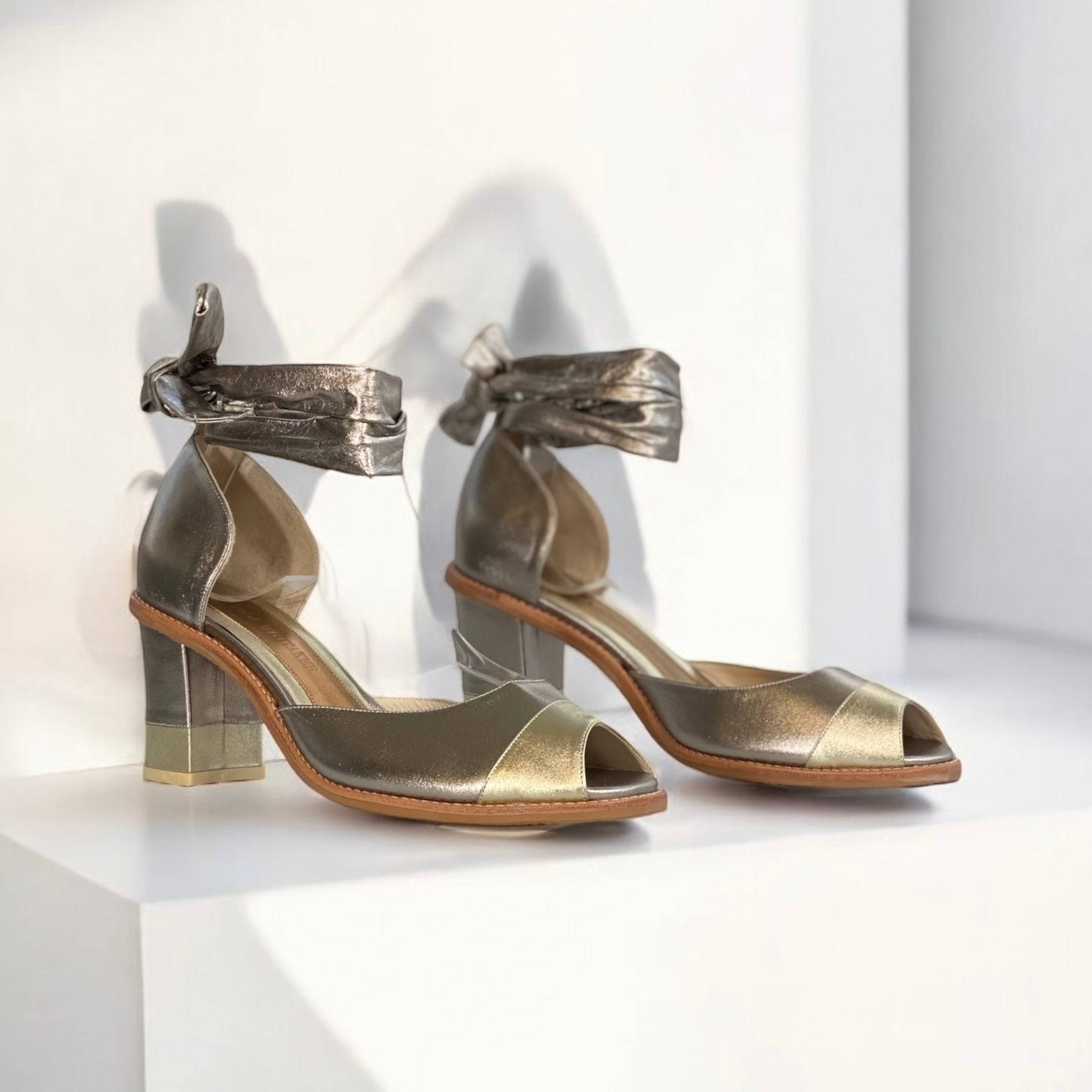 Sandália Tessália Prata velho com Champagne