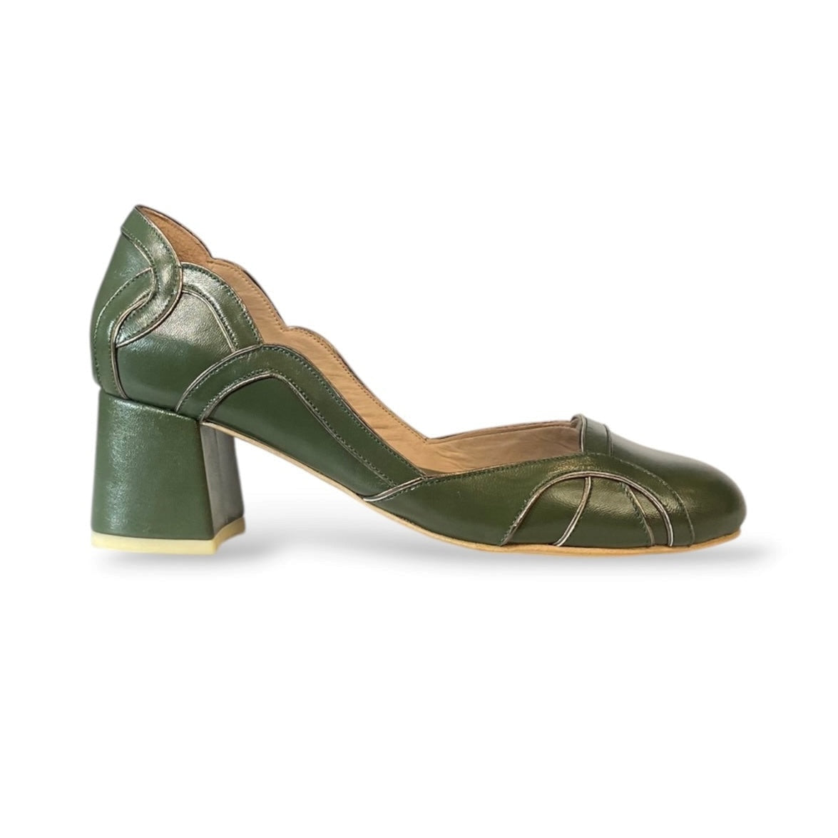 Sapato Priscilla Whitaker Shoes Boneca Íris verde com salto bloco, recortes curvos e detalhes em prata velho.